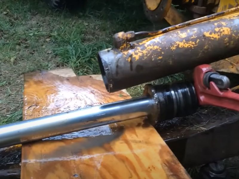 Hur man tar bort hydraulisk cylinder från grävmaskin